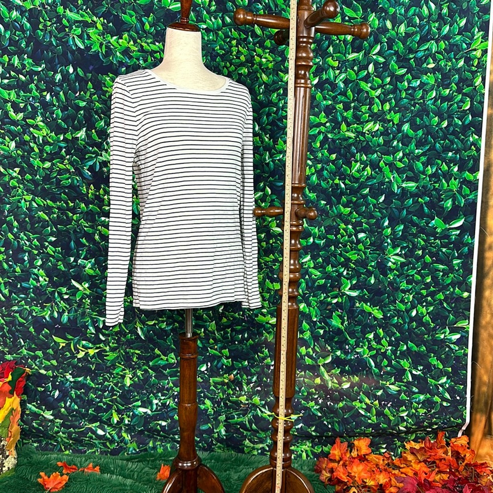 Black and white long sleeve striped thin stripes jersey